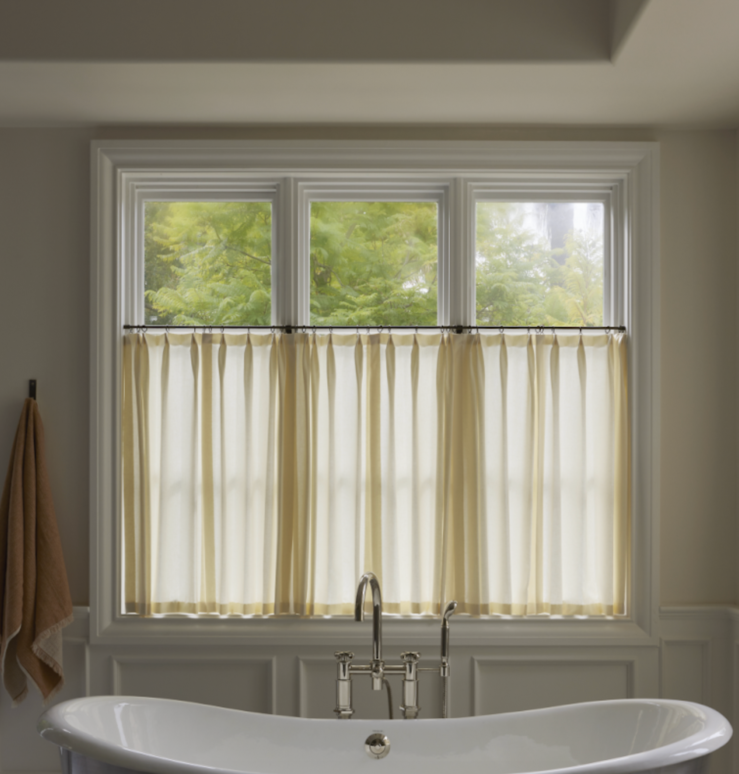 Inside-mount café curtain rod