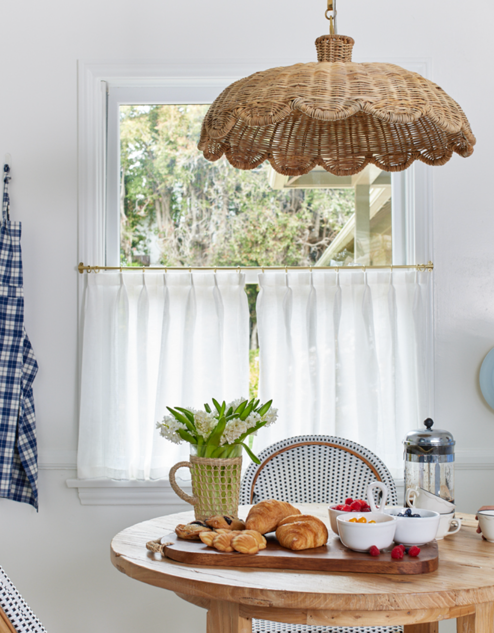Outside-mount café curtain rod