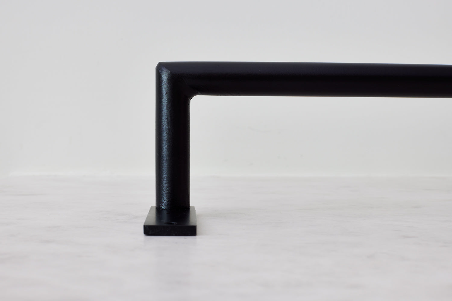 Right-angle return bracket