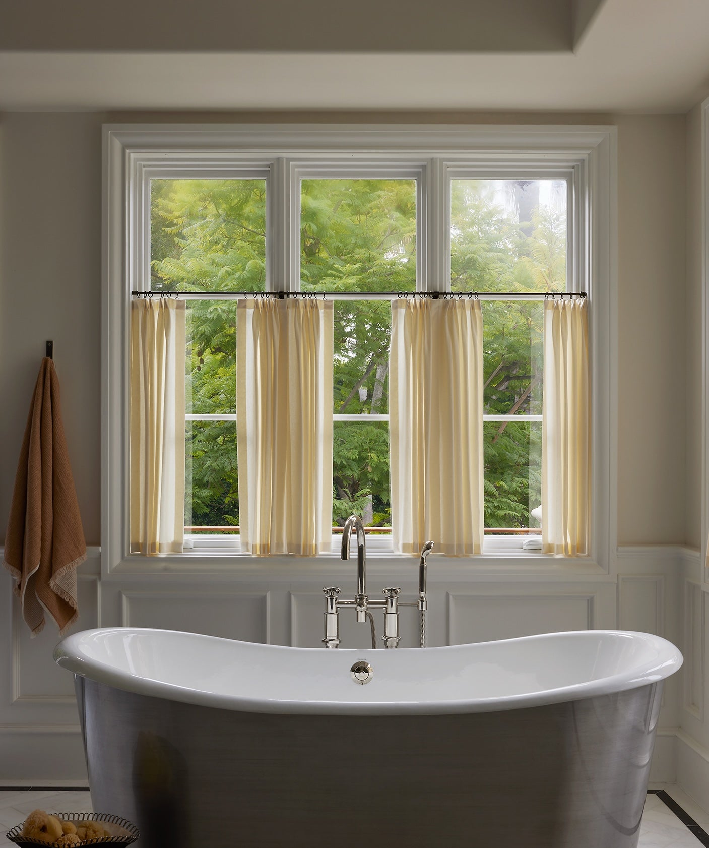 A kitchen window dressed with custom Everhem café curtains.